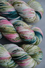 Load image into Gallery viewer, Mistletoe Kisses: 4ply