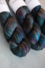 Load image into Gallery viewer, Fabulous Starling! - 4ply - Hand-dyed yarn
