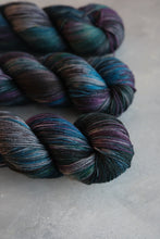 Load image into Gallery viewer, Fabulous Starling! - 4ply - Hand-dyed yarn
