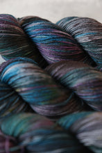 Load image into Gallery viewer, Fabulous Starling! - 4ply - Hand-dyed yarn
