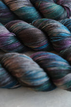 Load image into Gallery viewer, Fabulous Starling! - 4ply - Hand-dyed yarn
