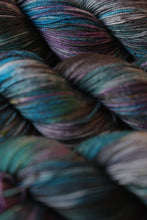 Load image into Gallery viewer, Fabulous Starling! - 4ply - Hand-dyed yarn
