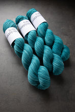 Load image into Gallery viewer, Scuba- 4ply - Hand-dyed yarn
